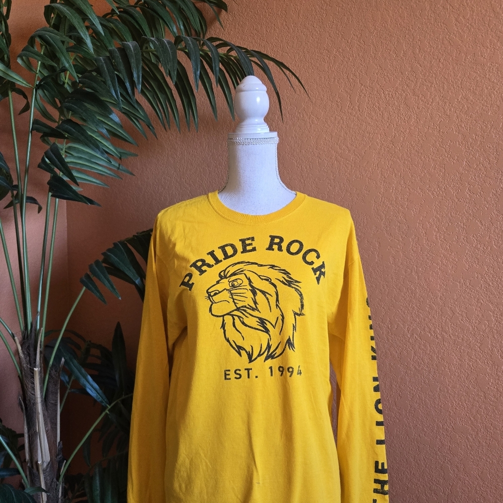 3/$25 Disney The Lion King Long Sleeve Tee Shirt Medium Yellow Pride Rock